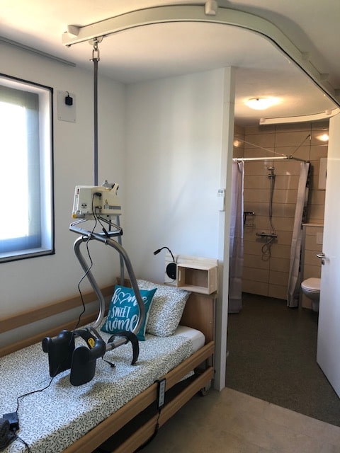 Rollstuhl-Urlaub: Zugang von Schlaffzimmer 2 zur Badezimmer - DeltaS 2 - DeltaS Studios und Apartments - Rollstuhl und Behindertengerechte Studios und Apartments Rab - Kroatien