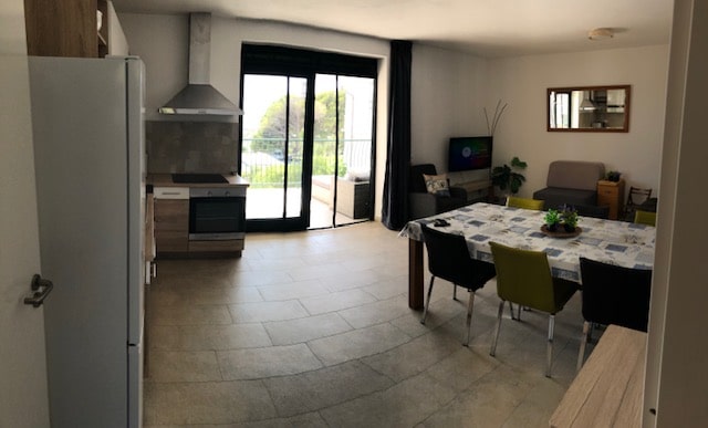 Rollstuhl-Urlaub: Wohnzimmer, Essbtosch, Küche, circa 24m2  - DeltaS 2 - DeltaS Studios und Apartments - Rollstuhl und Behindertengerechte Studios und Apartments Rab - Kroatien