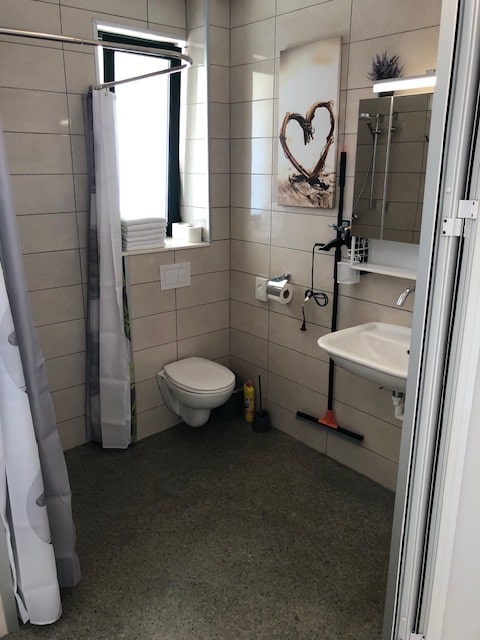 Rollstuhl-Urlaub: Badezimmer von Schlaffzimmer 1 - DeltaS 2 - DeltaS Studios und Apartments - Rollstuhl und Behindertengerechte Studios und Apartments Rab - Kroatien