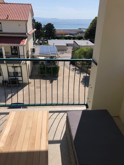 Rollstuhl-Urlaub: Terrasse an der Süd-West seite mit Sicht aufs Meer mit Lounchbank - DeltaS 2 - DeltaS Studios und Apartments - Rollstuhl und Behindertengerechte Studios und Apartments Rab - Kroatien