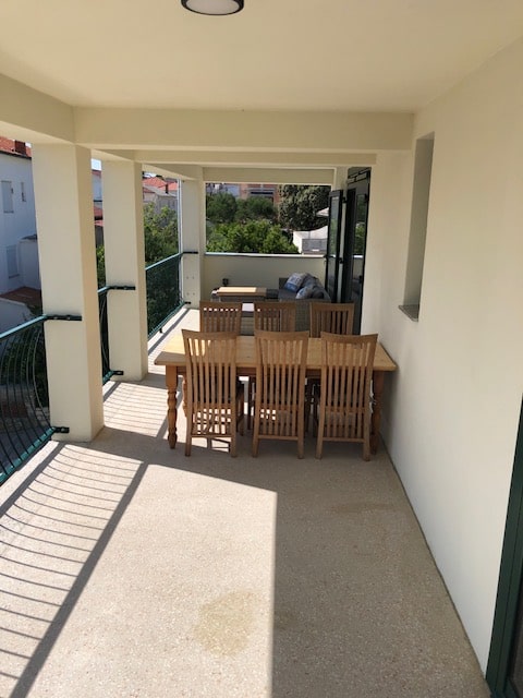 Rollstuhl-Urlaub: Terrasse an der Süd-West seite mit Sicht aufs Meer - DeltaS 2 - DeltaS Studios und Apartments - Rollstuhl und Behindertengerechte Studios und Apartments Rab - Kroatien