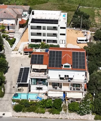 Rollstuhl-Urlaub: DeltaS 1 steht vor Haus nummer 2. Haus nummer 2 hat aber sicher noch einen schönen Blick aufs Meer. - DeltaS Studios und Apartments - Rollstuhl und Behindertengerechte Studios und Apartments Rab - Kroatien