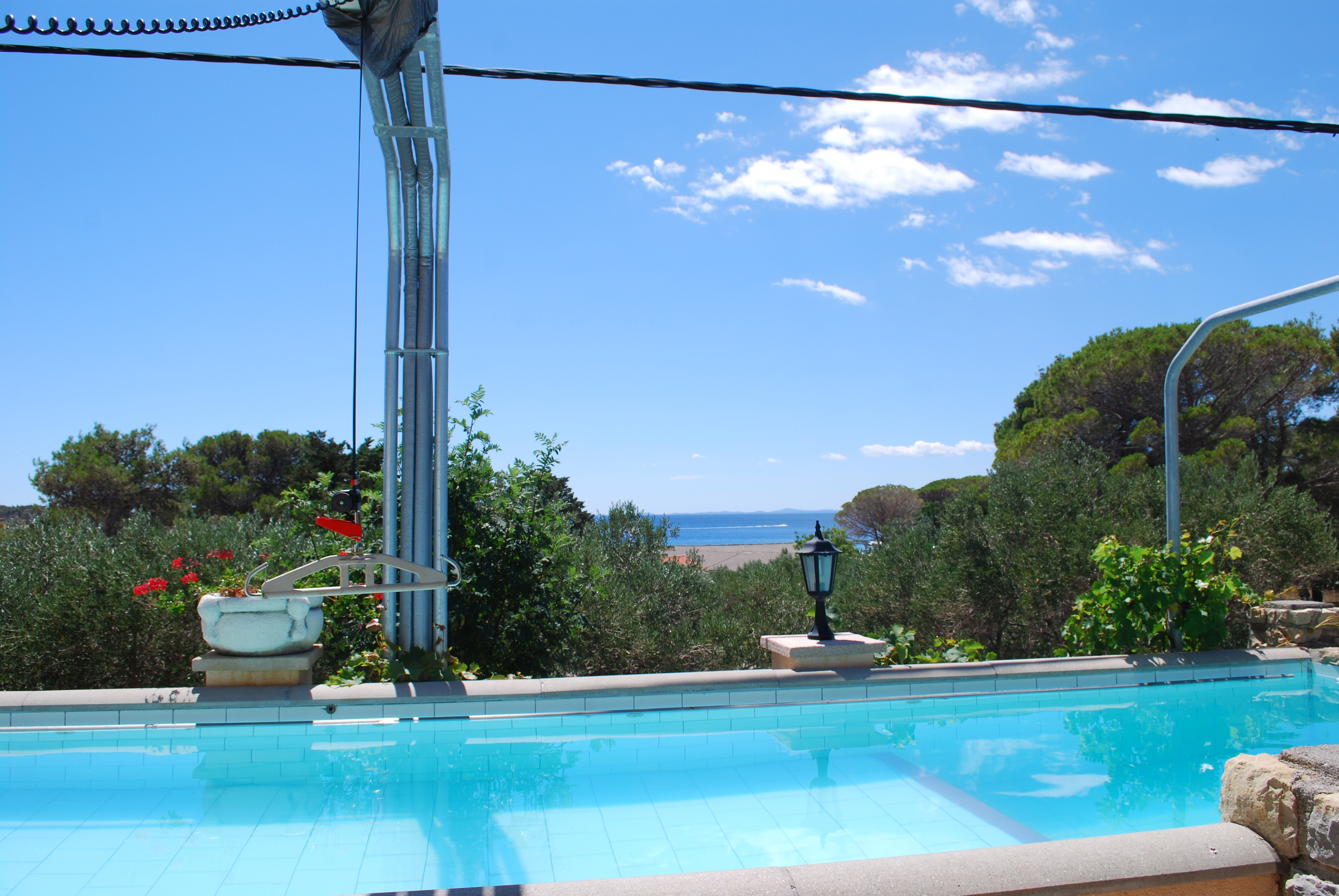 Rollstuhl-Urlaub: Aussenpool mit Deckenlifter bei DeltaS 1  - DeltaS Studios und Apartments - Rollstuhl und Behindertengerechte Studios und Apartments Rab - Kroatien