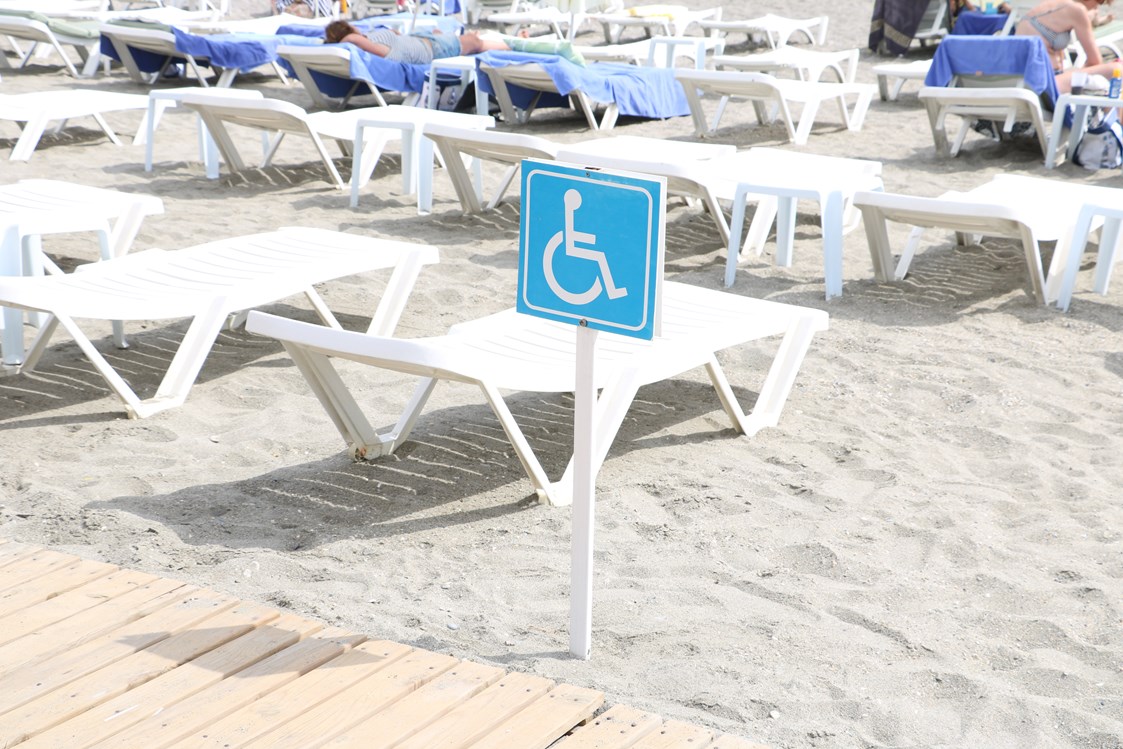 Rollstuhl-Urlaub: Reservierte Liegen am Strand für rollstuhlfahrer - Grand Kaptan