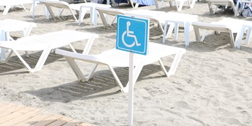 Rollstuhlgerechte Unterkunft - Unterkunftsart: Hotel - Alanya/Antalya - Reservierte Liegen am Strand für rollstuhlfahrer - Grand Kaptan