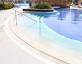Rollstuhl-Urlaub: Pool mit Treppen und Handlauf - Long Beach Resort 