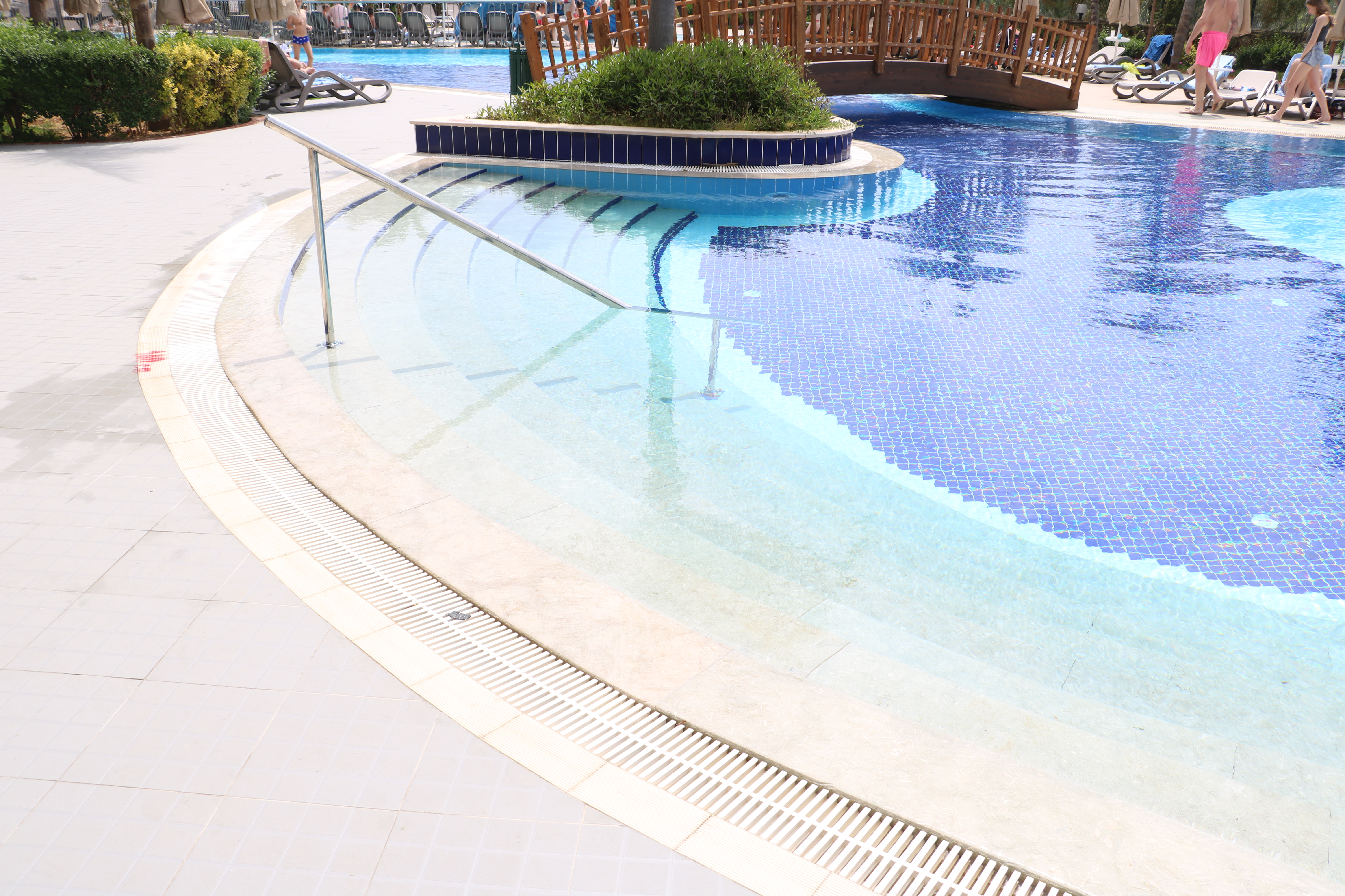 Rollstuhlgerechte Unterkunft - Unterkunftsart: Hotel - Türkei - Pool mit Treppen und Handlauf - Long Beach Resort 