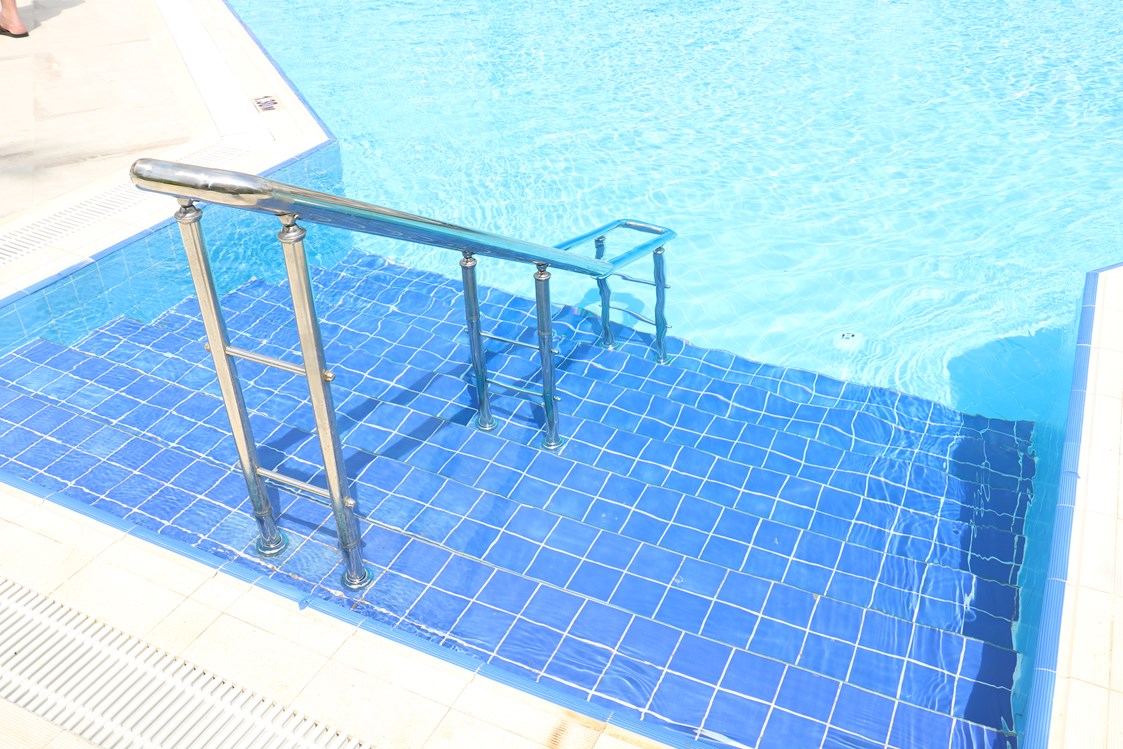 Rollstuhl-Urlaub: Pool mit Treppen und handlauf - Alaiye Resort & Spa
