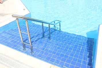 Rollstuhl-Urlaub: Pool mit Treppen und handlauf - Alaiye Resort & Spa
