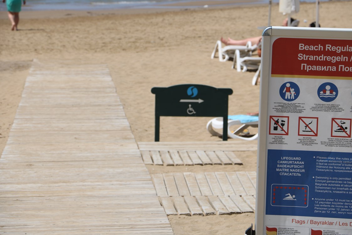 Rollstuhl-Urlaub: Für Rollstuhlfahrer reservierte Liegen am Strand - Sentido Perissia
