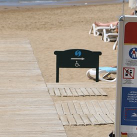 Rollstuhl-Urlaub: Für Rollstuhlfahrer reservierte Liegen am Strand - Sentido Perissia