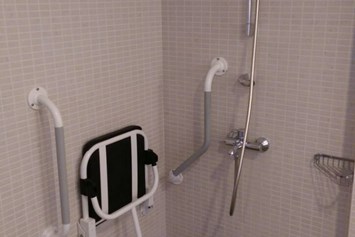 Rollstuhl-Urlaub: Badezimmer - Barut Arum