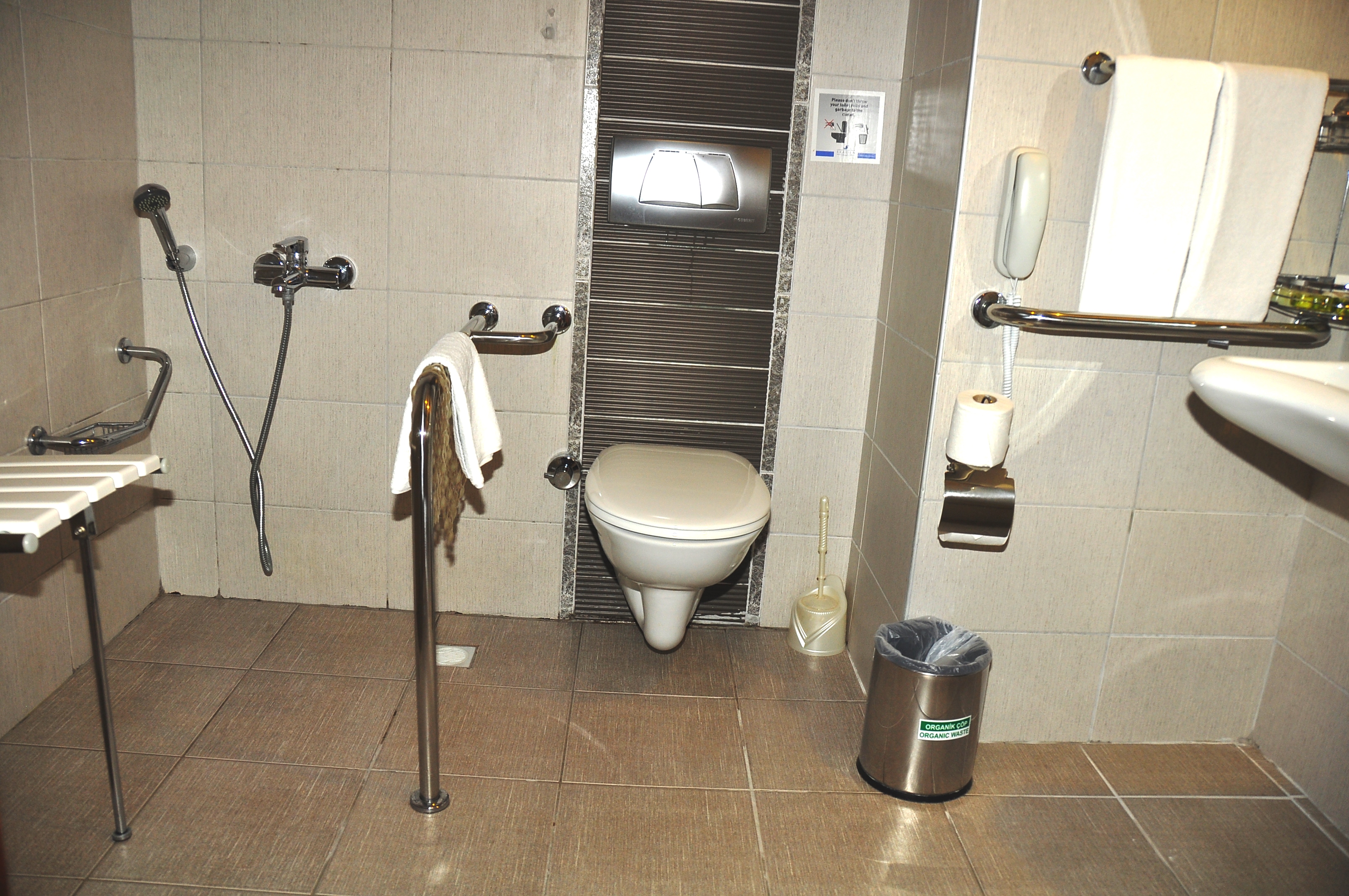 Rollstuhlgerechte Unterkunft - Unterkunftsart: Hotel - Türkei - Badezimmer - SunConnect Sea World Resort & Spa