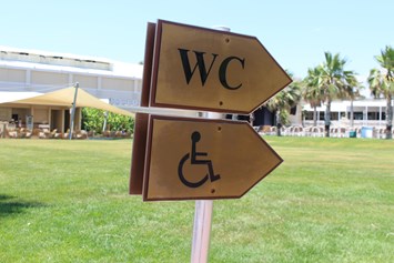 Rollstuhl-Urlaub: Wegweiser öffentliche Handicatoilette - Güral Premier Belek