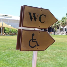 Rollstuhl-Urlaub: Wegweiser öffentliche Handicatoilette - Güral Premier Belek