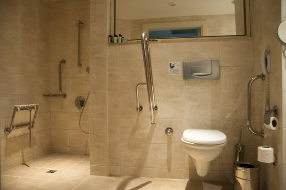 Rollstuhlgerechte Unterkunft - Badezimmer - Titanic Beach Lara