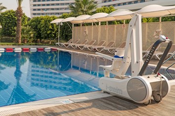 Rollstuhl-Urlaub: Poollifter - Miracle Resort