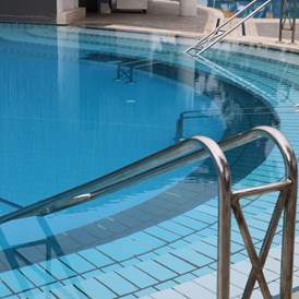 Rollstuhl-Urlaub: Treppe mit Handlauf in den Pool - Paloma Foresta Resort & Spa
