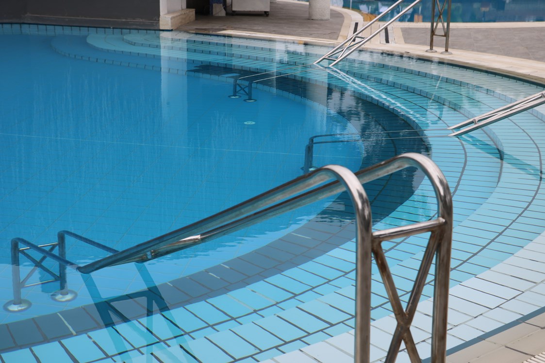 Rollstuhl-Urlaub: Treppe mit Handlauf in den Pool - Paloma Foresta Resort & Spa