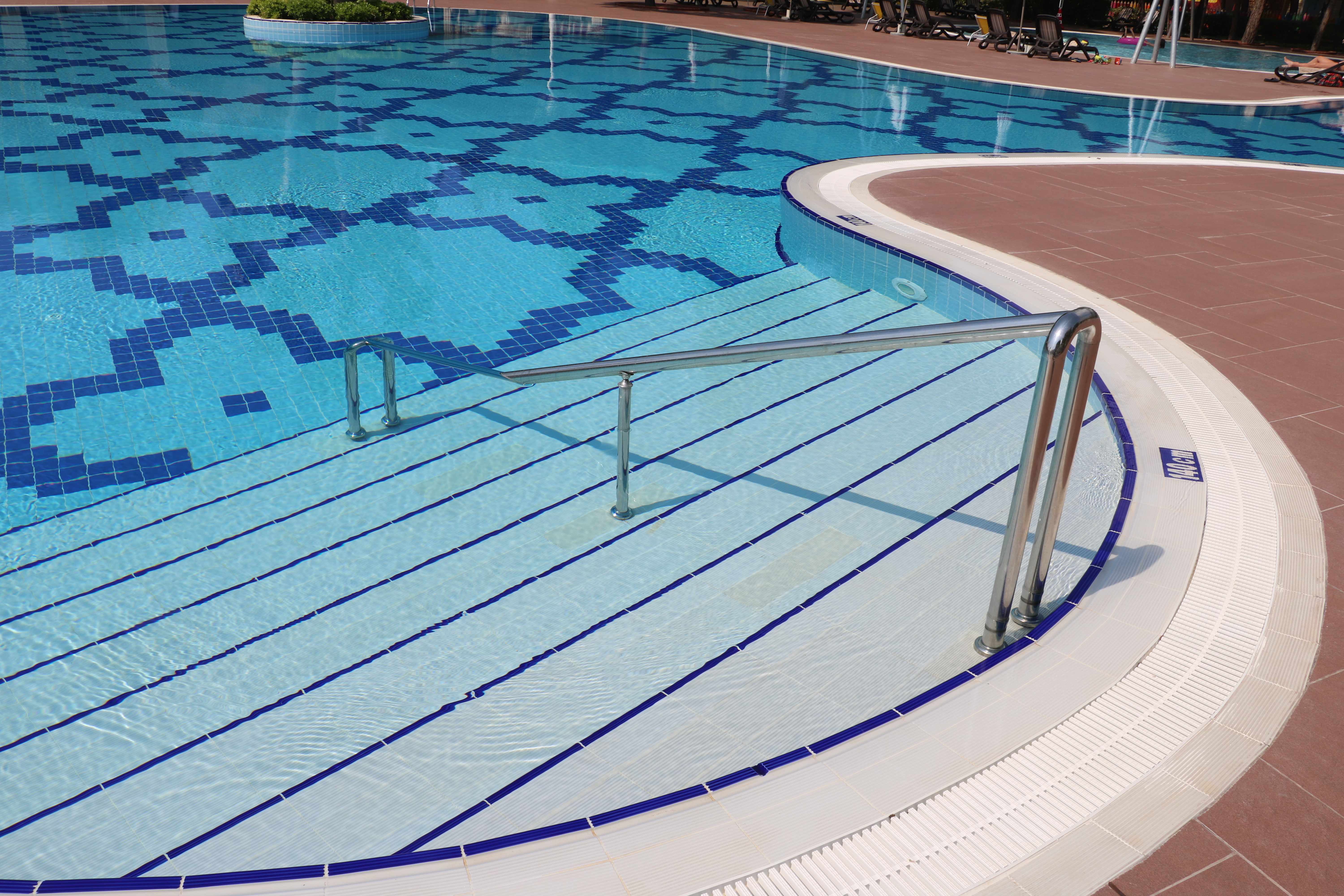 Rollstuhlgerechte Unterkunft - Unterkunftsart: Hotel - Türkei - Pool mit Treppen und Handlauf - Güral Premier Tekirova