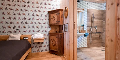 Rollstuhlgerechte Unterkunft - Pflegebett - Wohnung Assunta - Badezimmer - Haus Himmelfahrt