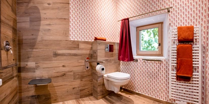 Rollstuhlgerechte Unterkunft - Pflegebett - Wohnung Friedrich - Badezimmer - Haus Himmelfahrt