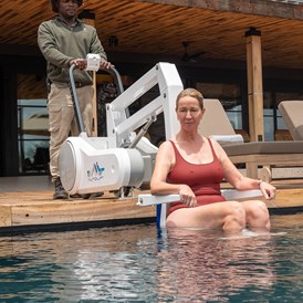 Rollstuhl-Urlaub: Poollift vorhanden - Ximuwu Safari Lodge Sud Afrika