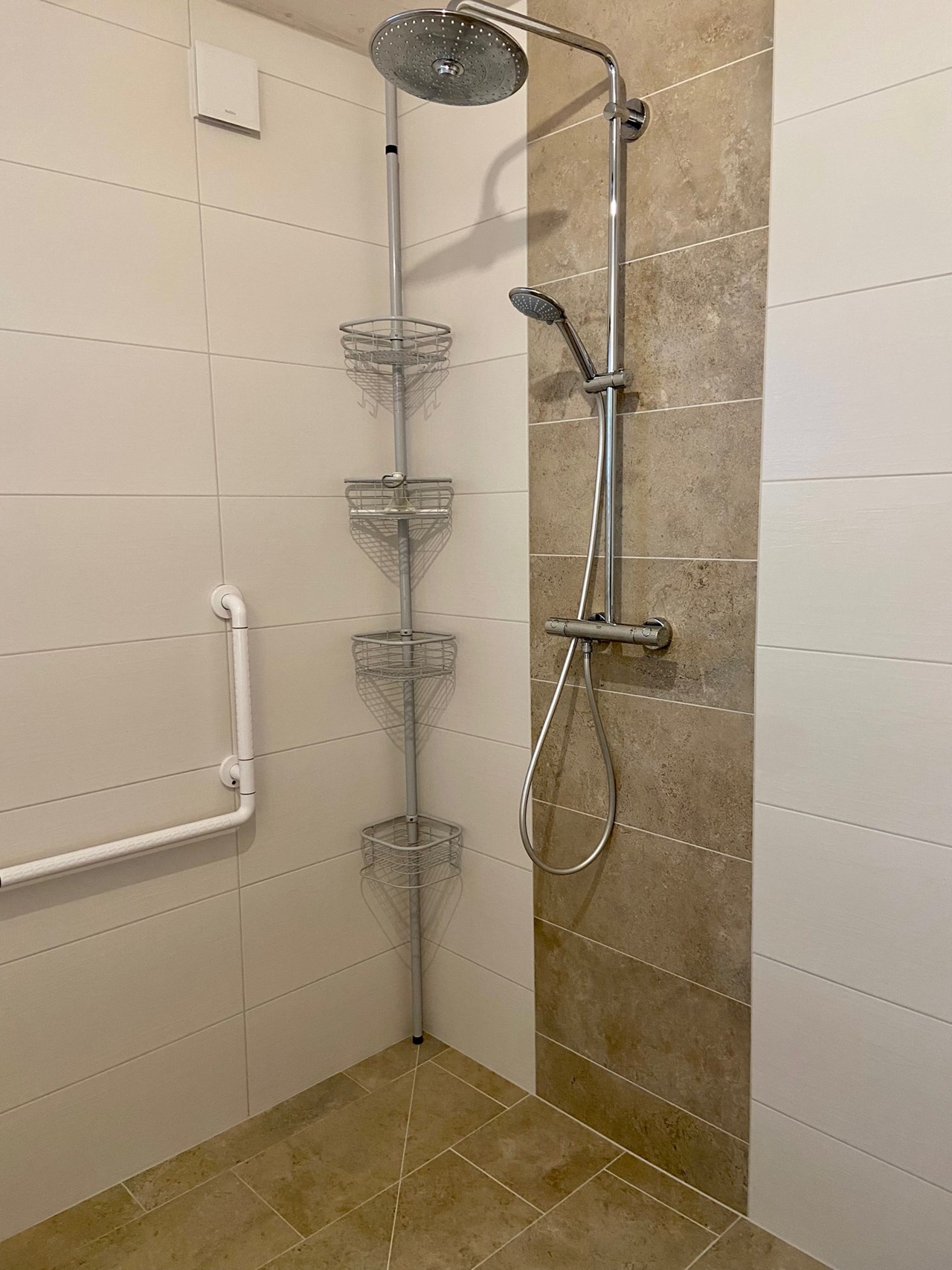 Rollstuhlgerechte Unterkunft - Ostsee - Dusche mit Duschstuhl - Baecker Ferienvermietung und Immobilien