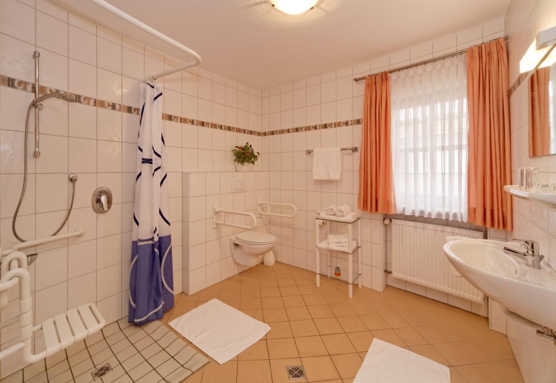 Rollstuhl-Urlaub: Behindertengerechtes Badezimmer - Hotel zum Hirschen