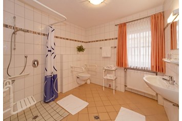 Rollstuhl-Urlaub: Behindertengerechtes Badezimmer - Hotel zum Hirschen