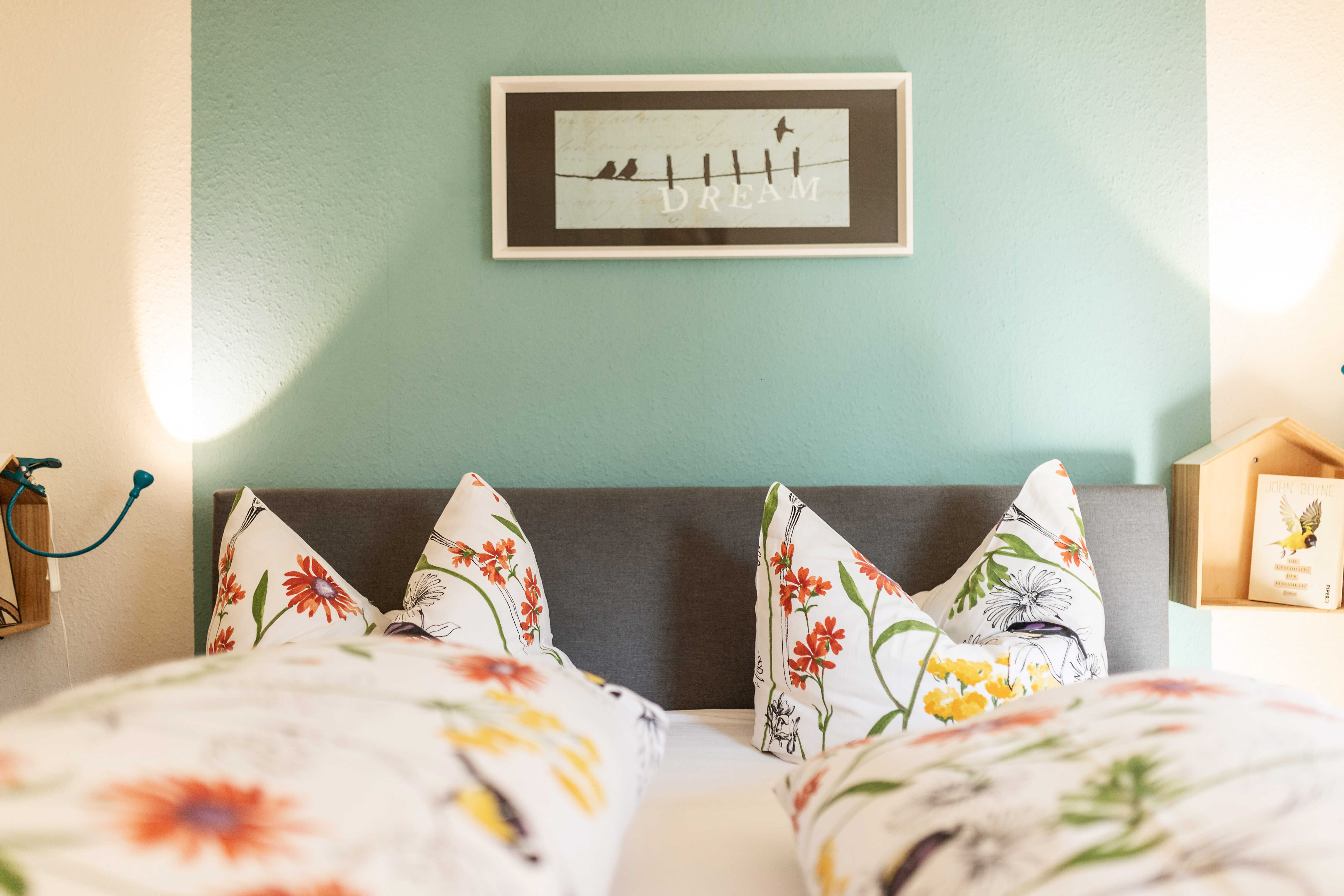 Rollstuhl-Urlaub: Doppelbett in der Ferienwohnung 01 "Vogelhändler" - Immenhagen Ferienwohnungen A. Kipp