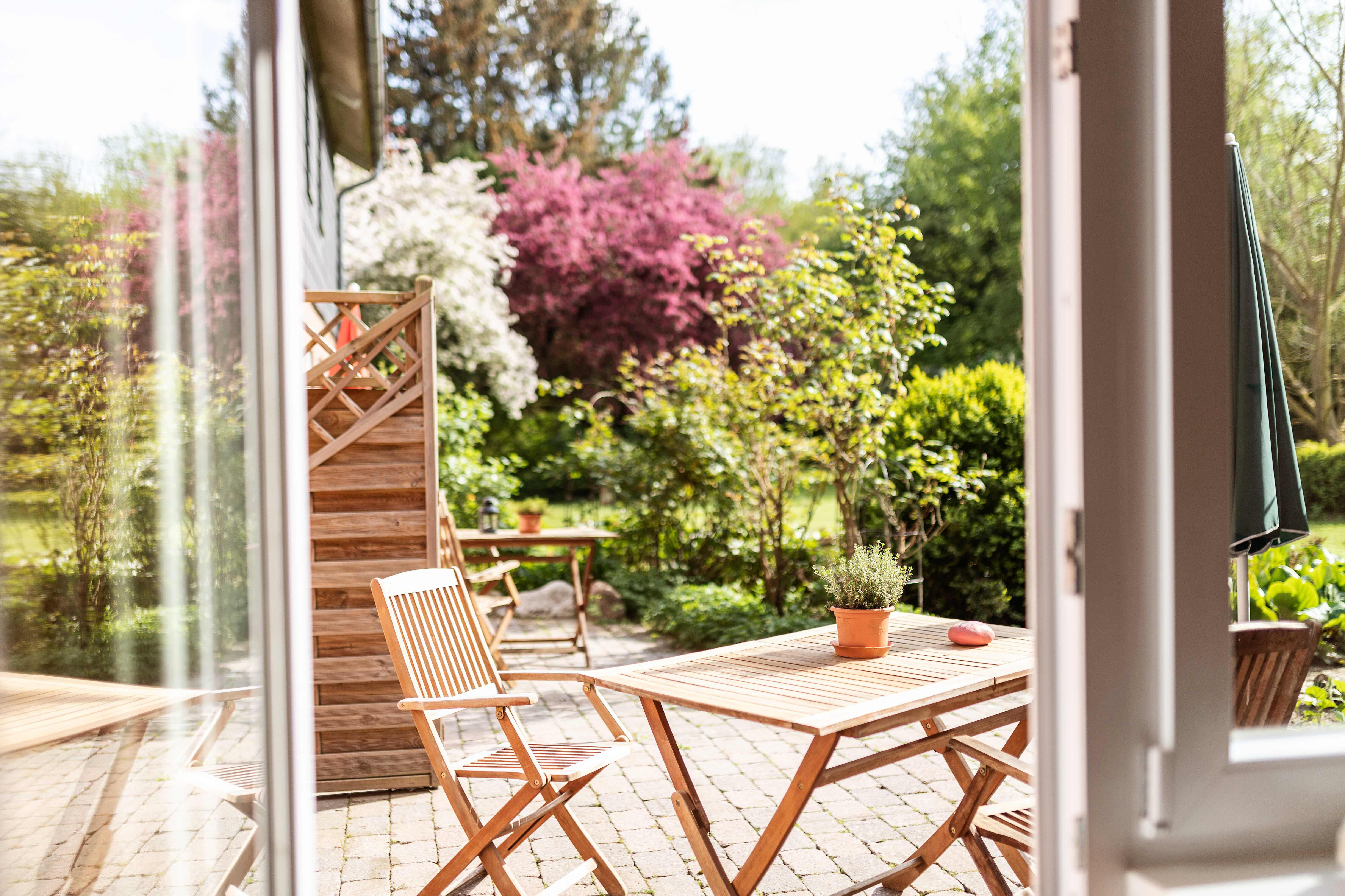 Rollstuhl-Urlaub: Die West-Terrasse - Immenhagen Ferienwohnungen A. Kipp